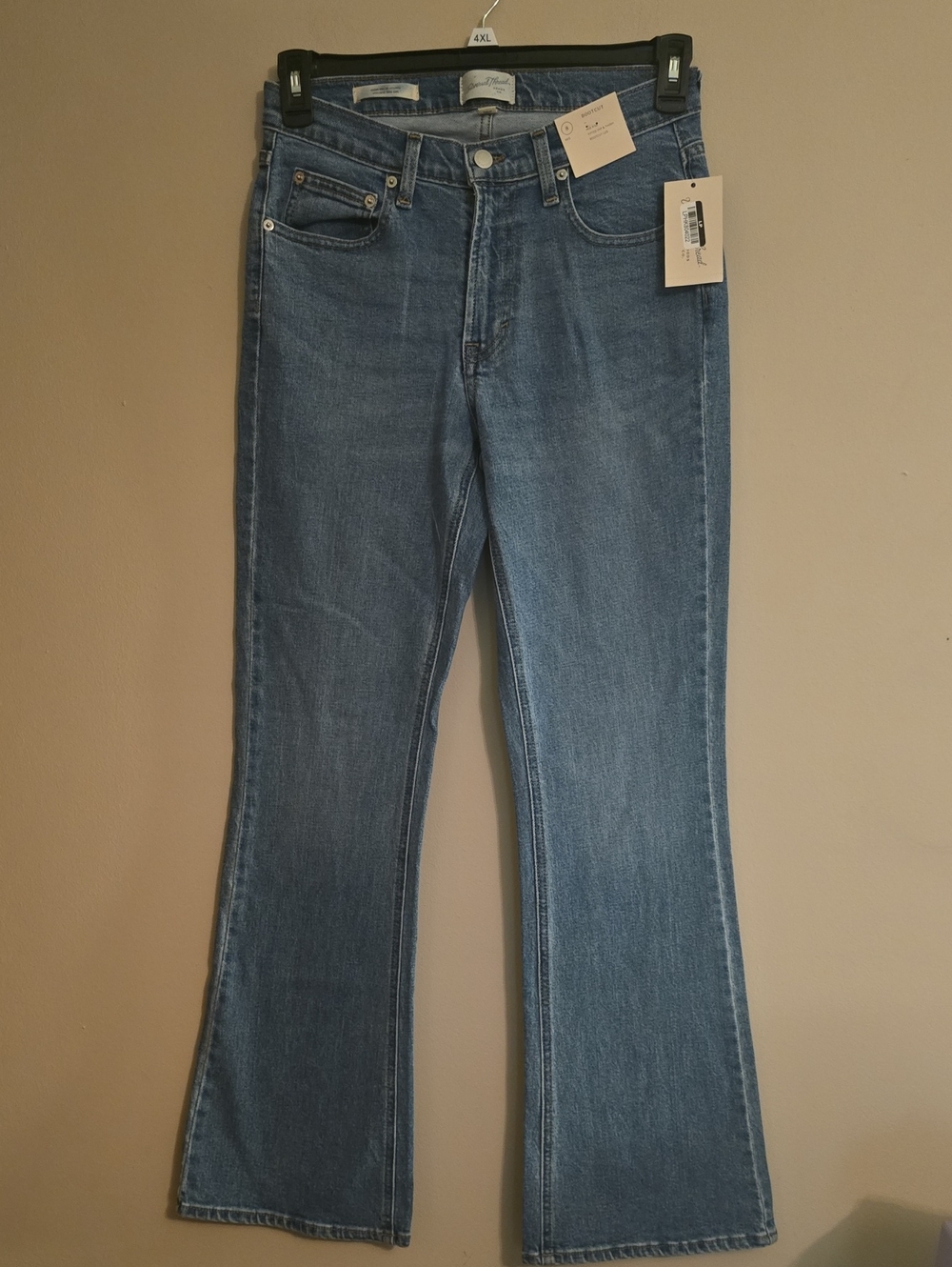 New Universal Thread Women's Size 8 Medium Wash Boot Cut Mid Rise Denim Jeans